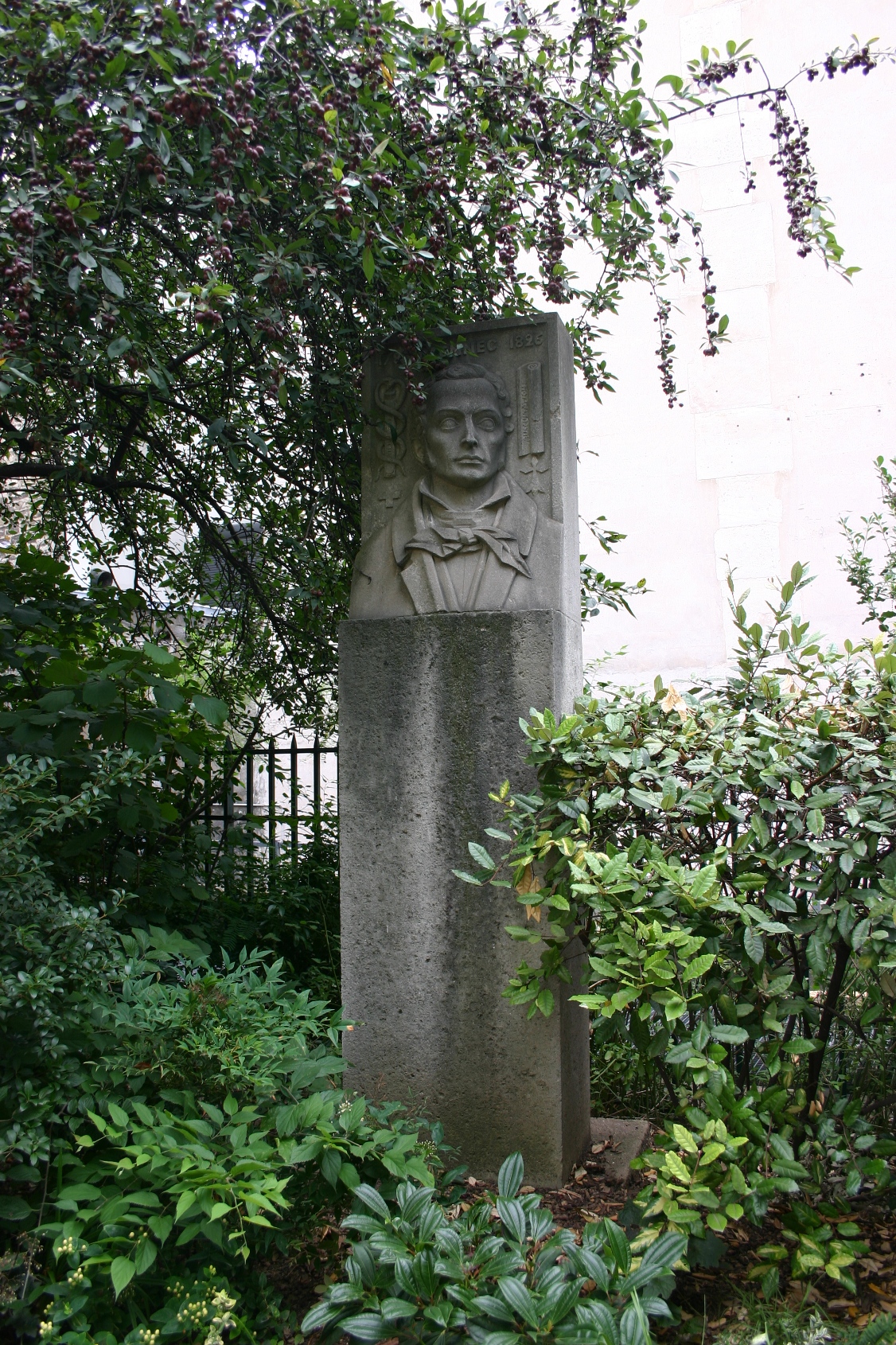 René Laennec's bas-relief, Paris (2).JPG